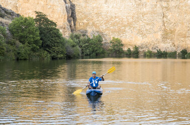 Spanien, Segovia, Mann in einem Kanu in Las Hoces del Rio Duraton - ABZF001199
