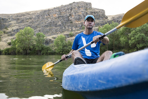 Spanien, Segovia, Mann in einem Kanu in Las Hoces del Rio Duraton, lizenzfreies Stockfoto