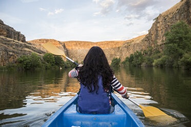 Spanien, Segovia, Frau in einem Kanu in Las Hoces del Rio Duraton - ABZF001205