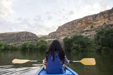 Spanien, Segovia, Frau in einem Kanu in Las Hoces del Rio Duraton - ABZF001206