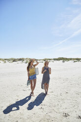 Zwei Freundinnen am Strand - SRYF000001