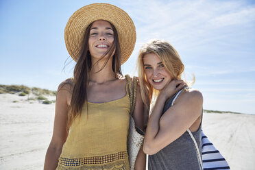 Porträt von zwei Freundinnen am Strand - SRYF000008