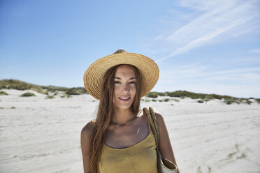 Porträt einer jungen Frau am Strand - SRYF000009