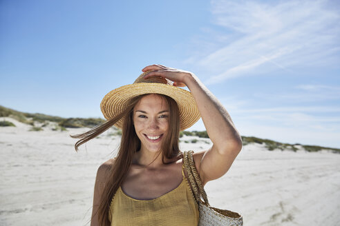 Porträt einer lächelnden jungen Frau am Strand - SRYF000010