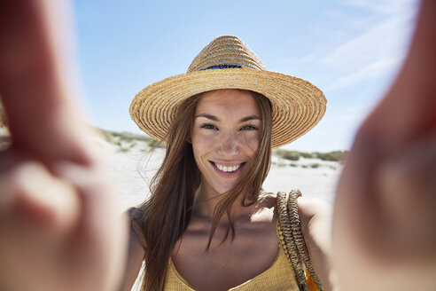 Porträt einer lächelnden jungen Frau am Strand - SRYF000012