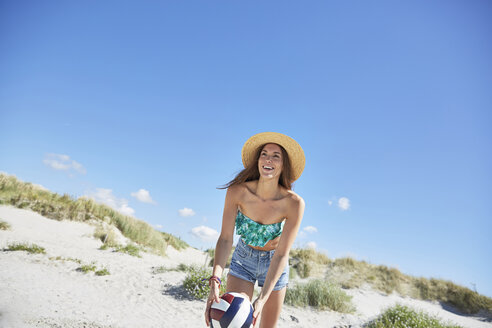 Junge Frau am Strand beim Beachvolleyball - SRYF000060