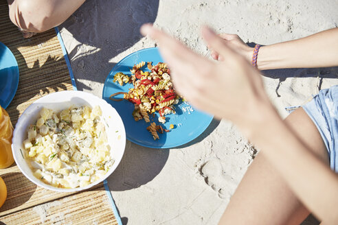 Zwei Freunde am Strand essen einen Salat - SRYF000066