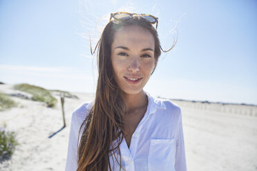 Porträt einer jungen Frau am Strand - SRYF000068