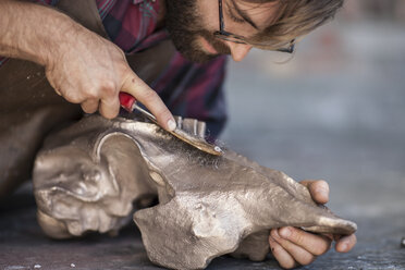 Sculptor working in studio - ZEF010183