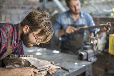 Bildhauer bei der Arbeit im Atelier - ZEF010188