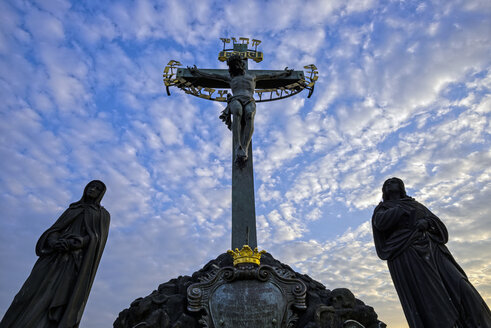Tschechische Republik, Prag, Kreuzigung auf der Karlsbrücke am Abend - WGF000951