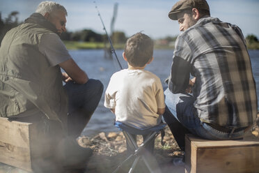 Großvater, Vater und Sohn angeln gemeinsam in einem See - ZEF010216