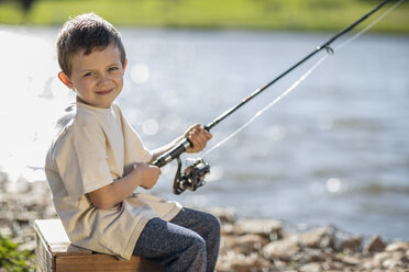 Kleiner Junge beim Fischen im See - ZEF010226