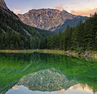 Österreich, Steiermark, Tragoess, Blick auf den Hochschwab, Messnerin, spiegelt sich im grünen See - GFF000779