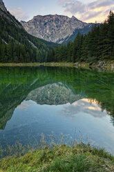 Österreich, Steiermark, Tragoess, Blick auf den Hochschwab, Messnerin, spiegelt sich im grünen See - GFF000780