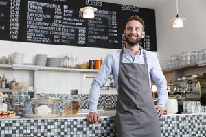 Lächelnde Barista in einem Cafe - WESTF021648