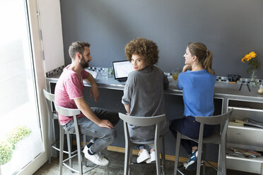 Drei junge Leute in einem Café mit Laptop - WESTF021708