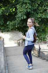 Junge Frau geht eine Treppe im Park hinunter - WESTF021730