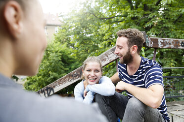 Lächelnde Freunde auf der Treppe sitzend - WESTF021735