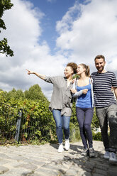 Glückliche Freunde beim Spaziergang im Park - WESTF021737