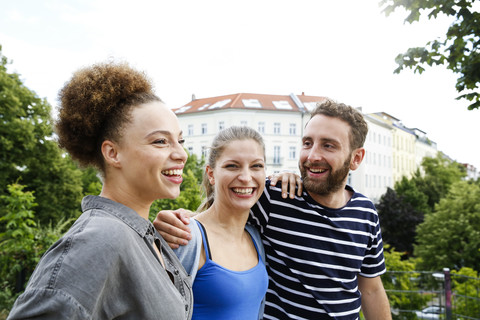 Drei glückliche Freunde im Freien, lizenzfreies Stockfoto