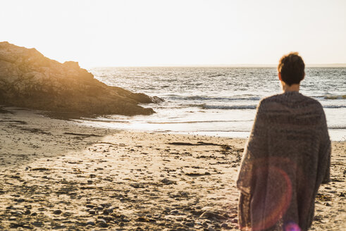 France, Crozon peninsula, mature, woman at beach, sunset - UUF008323