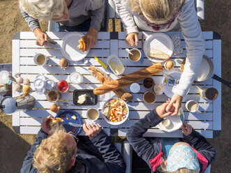 Familie am Tisch sitzend, Frühstück - LAF001714