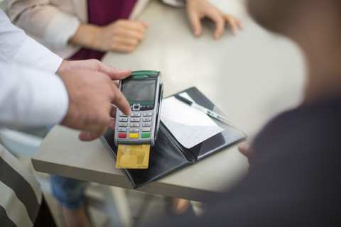 Mit Kreditkarte zahlender Kunde im Restaurant, lizenzfreies Stockfoto