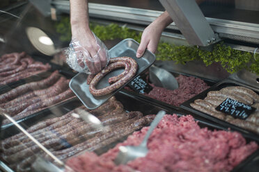 Ausgestelltes Fleisch in der Metzgerei - ZEF010311