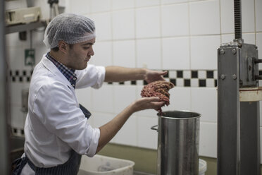 Metzger, der in der Metzgerei Hackfleisch verarbeitet - ZEF010328