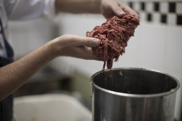 Metzger, der in der Metzgerei Hackfleisch verarbeitet - ZEF010329