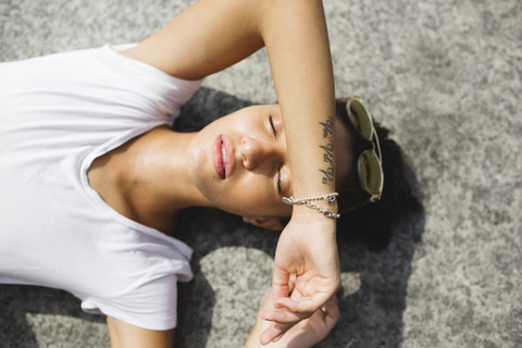 Entspannte junge Frau, die die Sonne genießt, lizenzfreies Stockfoto