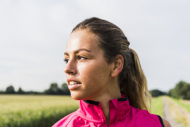 Sportive young woman in rural landscape - UUF008358