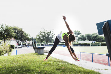 Junge Frau beim Training in einem Leichtathletikstadion - UUF008373