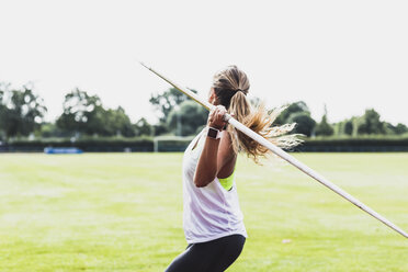 Young woman throwing javelin - UUF008377