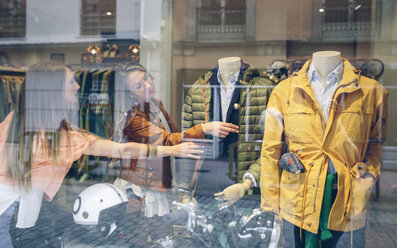 Zwei Frauen kaufen in einer Boutique Kleidung ein - DAPF000321