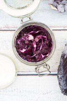 Einmachglas mit gärendem Rotkohl - LVF005271