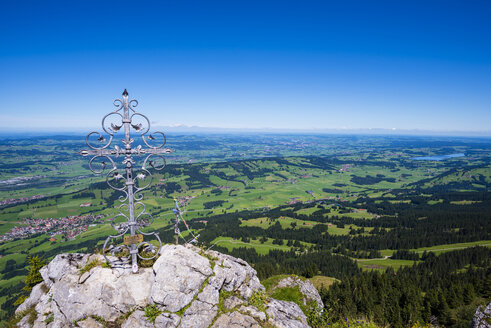 Deutschland, Bayern, Allgäu, Grünten, Illertal, Blick vom Gipfelkreuz - WGF000954