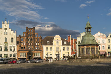 Deutschland, Wismar, Marktplatz mit dem Wahrzeichen Wasserkunst und dem Patrizierhaus 