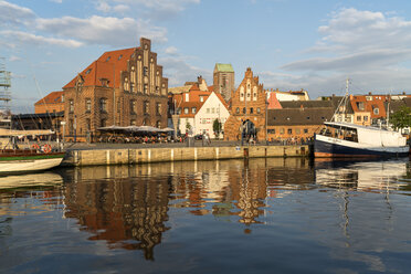 Germany, Wismar, historic Old Harbour, watergate and old customs house - PC000274