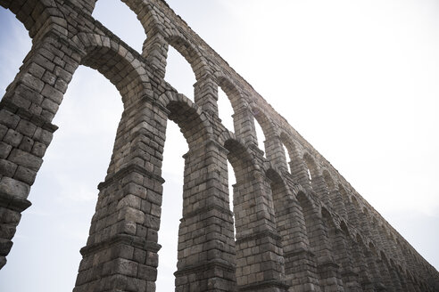 Spanien, Segovia, Teil eines römischen Aquädukts - ABZF001207