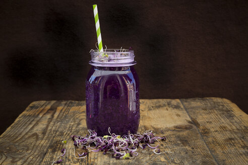 Glas Rotkohl-Smoothie mit Rote-Bete-Sprossen - LVF005272