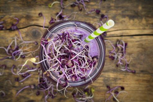 Glas Rotkohl-Smoothie mit Rote-Bete-Sprossen, Nahaufnahme - LVF005273