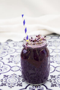 Glas Rotkohl-Smoothie mit Rote-Bete-Sprossen - LVF005275