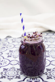 Glas Rotkohl-Smoothie mit Rote-Bete-Sprossen - LVF005275