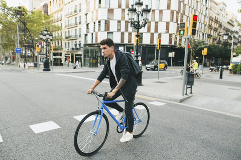 Teenager mit einem Fixie-Fahrrad in der Stadt, lizenzfreies Stockfoto