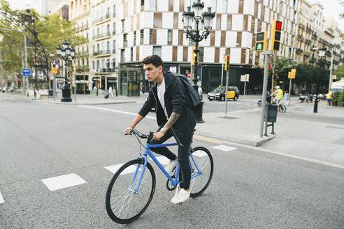 Teenager mit einem Fixie-Fahrrad in der Stadt - EBSF001723