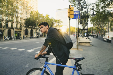 Teenager mit einem Fahrrad in der Stadt - EBSF001724