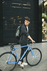 Teenager mit einem Fixie-Fahrrad in der Stadt - EBSF001734