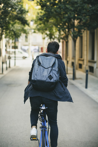 Teenager mit einem Fixie-Fahrrad in der Stadt, lizenzfreies Stockfoto